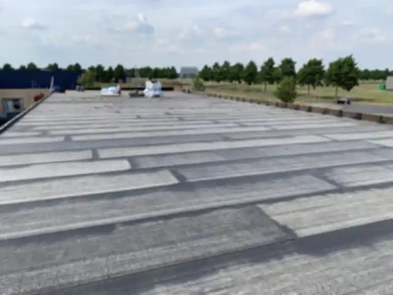 Plat dak met bitumen dakbedekking