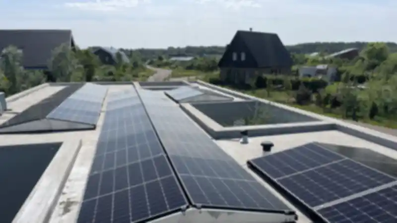 Zonnepanelen op een plat dak