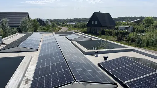Zonnepanelen op een dak, geplaatst door Dakexpert Noord