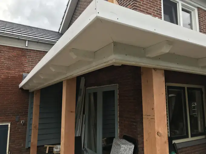 Houten gootombouw langs de dakrand