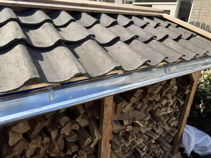 Houten houtopslag op maat in de tuin