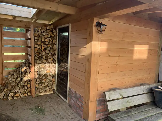 Houten overkapping op maat bij een woning