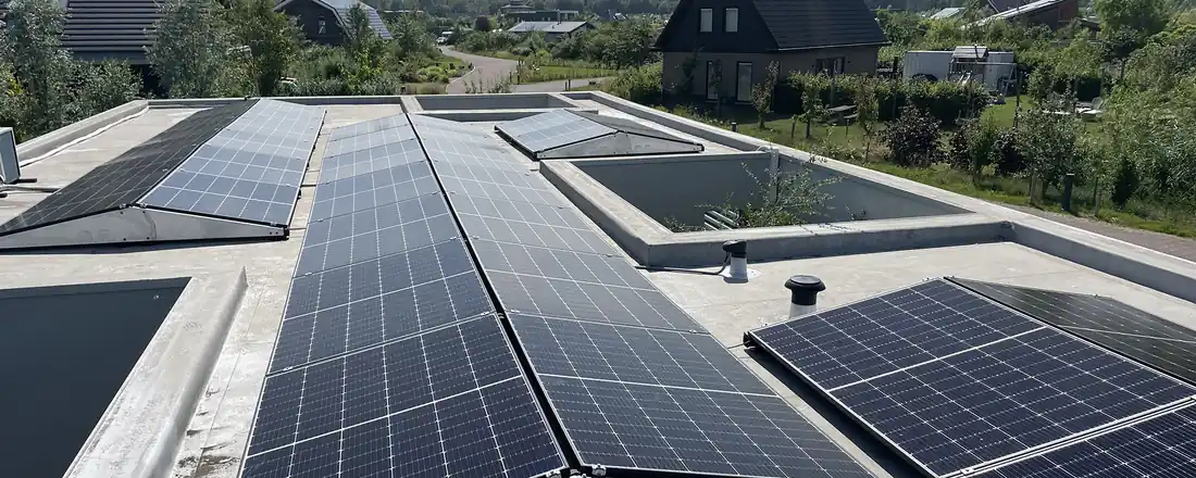 Zonnepanelen op een dak, geplaatst door Dakexpert Noord