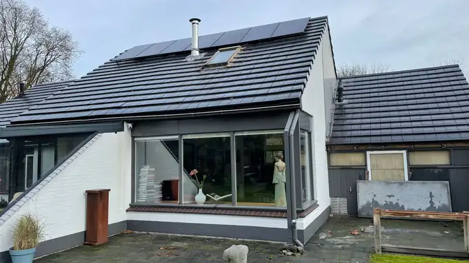 Schuin dak waar nieuwe dakpannen op zijn geplaatst, uitgevoerd door dakdekker in Noord-Nederland