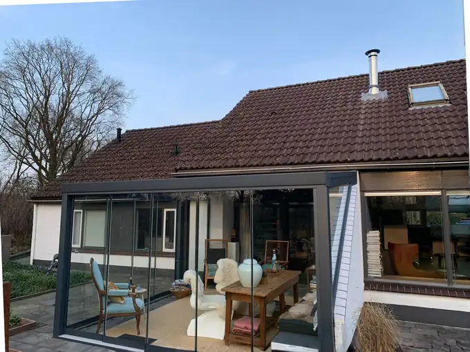 Schuin dak waar nieuwe dakpannen op de woning komen, uitgevoerd door dakdekker in Noord-Nederland