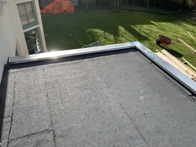 Zinkwerk en isolatie op een plat dak