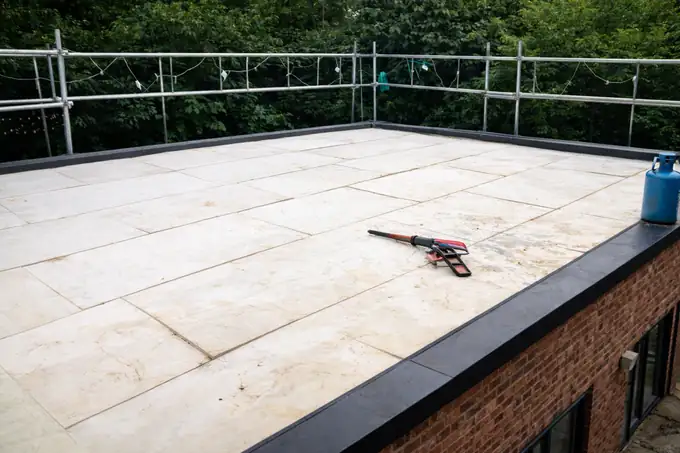 Dakbedekking wordt waterdicht aangebracht