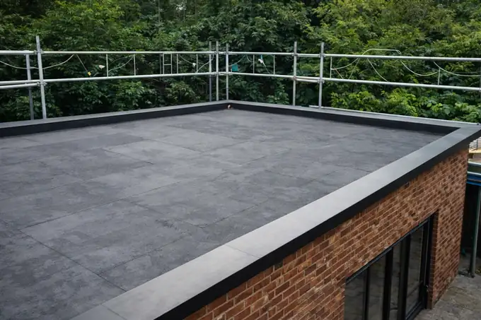Het afgewerkte platte dak