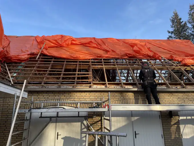 Nieuwe dakconstructie in aanbouw