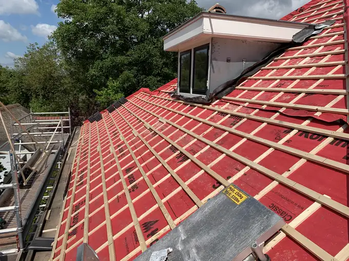 Panlatten en nieuwe leipannen worden aangebracht