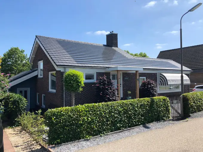 Zonnedakpannen geïntegreerd in een schuin dak