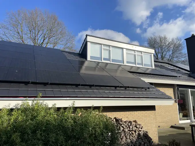 Zonnepanelen geplaatst op een dak in Noord-Nederland