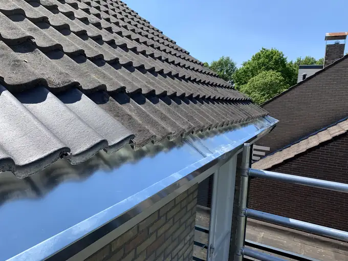 Zinken dakgoot langs een schuin dak