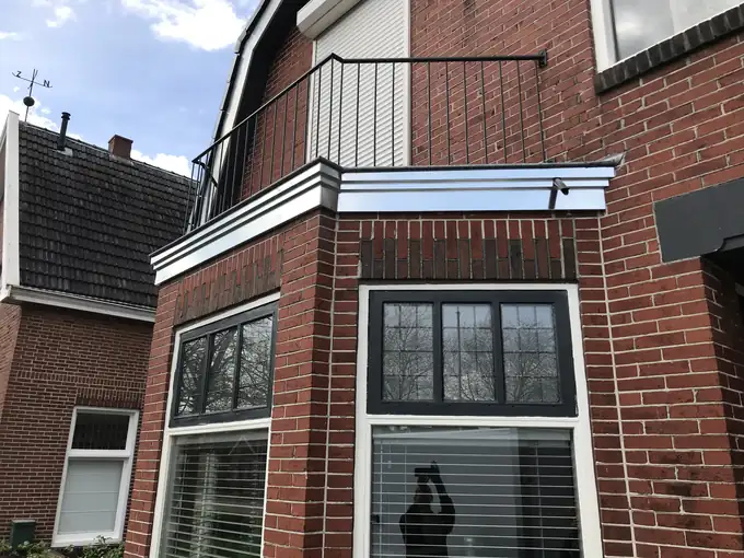 Maatwerk zinkwerk rond een dakdetail