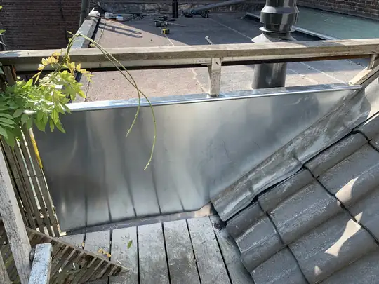 Zinken bakgoot op een plat dakdeel