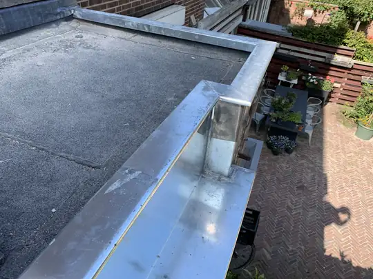 Zinken dakrandafwerking op een plat dak